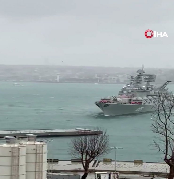 Rus savaş gemisi, İstanbul Boğazı’nda kıyıya sürüklendi