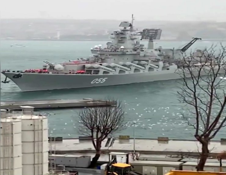 Rus savaş gemisi, İstanbul Boğazı’nda kıyıya sürüklendi