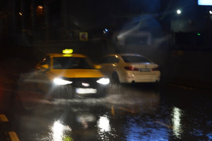 Lüks otomobil su birikintisi içerisinde mahsur kaldı