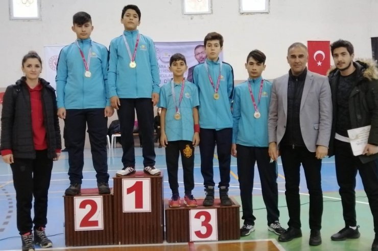 Karaman, badminton kız ve erkeklerde çeyrek finale yükseldi