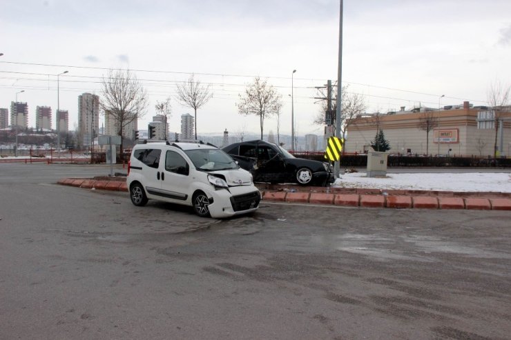 Otomobil ile ticari araç çarpıştı: 9 yaralı