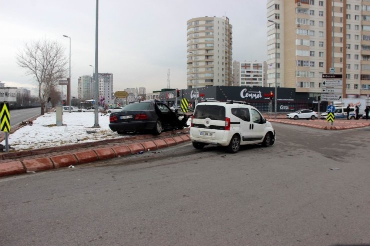 Otomobil ile ticari araç çarpıştı: 9 yaralı