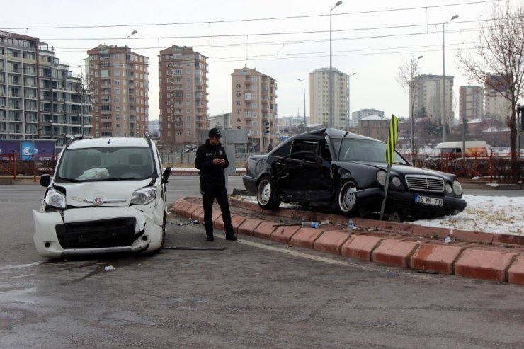 Otomobil ile ticari araç çarpıştı: 9 yaralı