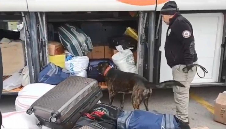 Otobüsteki yolcunun valizinden 10 kilo 380 gram eroin ele geçirildi