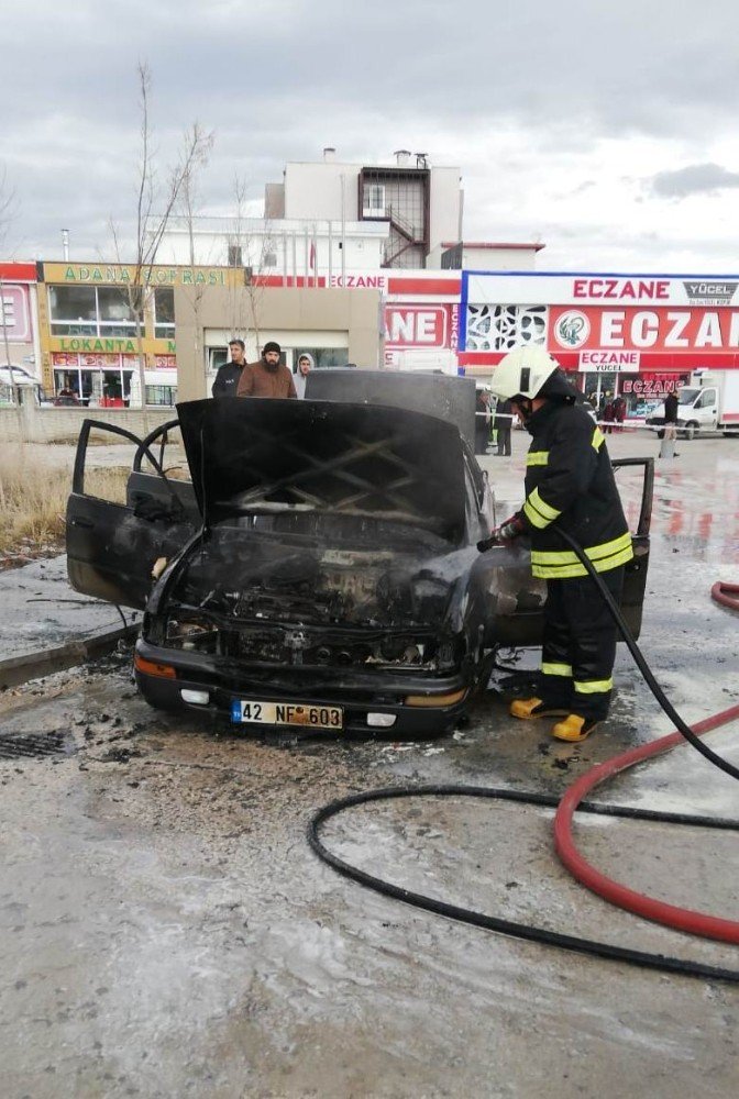 Hastane bahçesinde otomobil alev alev yandı