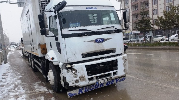 Tır park halindeki hafif ticari aracı çarptı