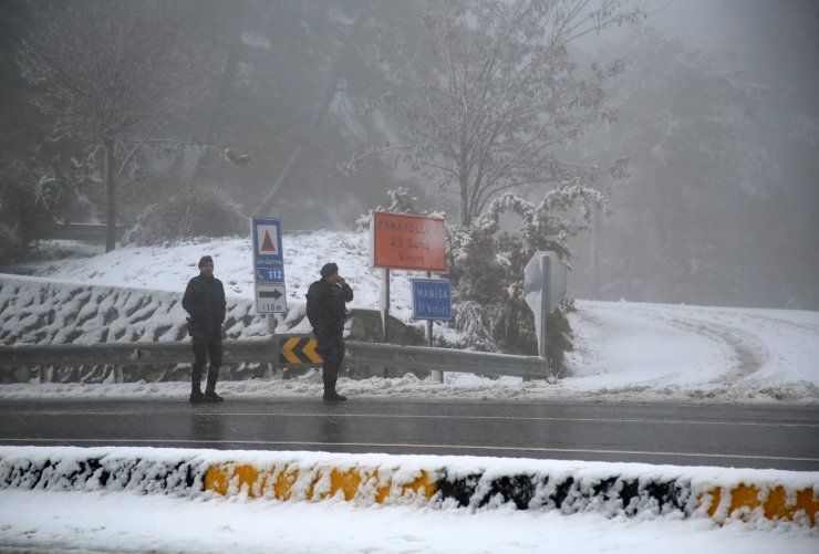 Manisa'da kar yağışı hayatı olumsuz etkiliyor