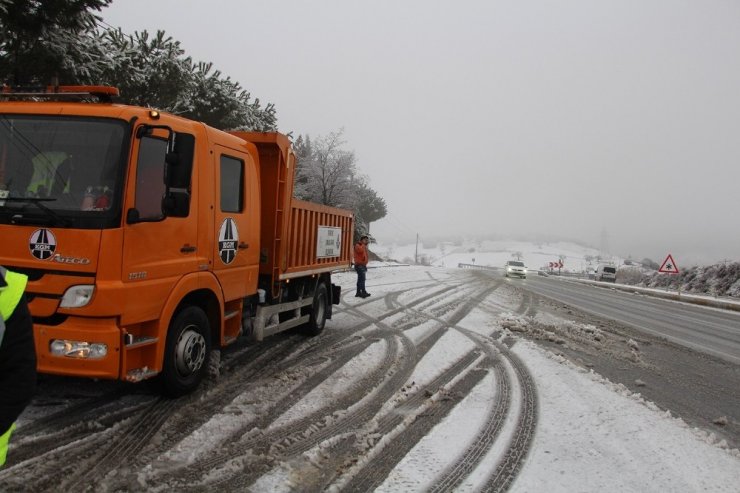 İzmir-Ankara yolunda kar mesaisi