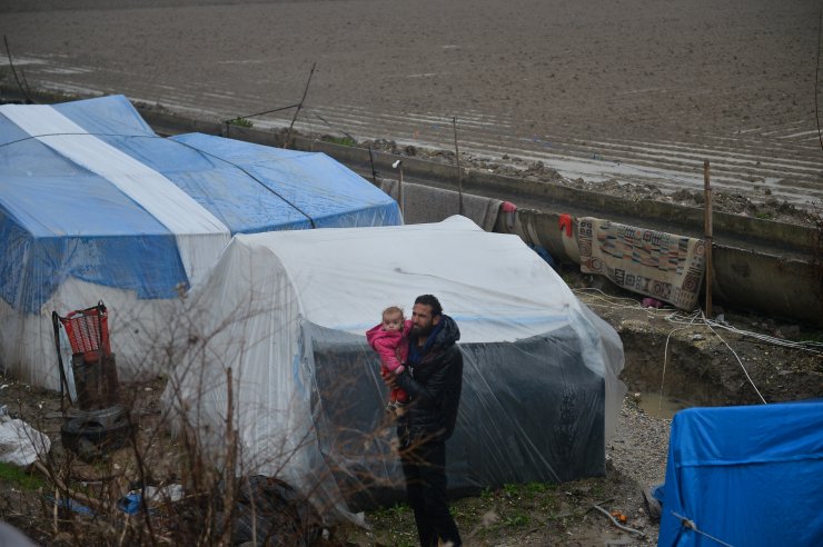 GÜNCELLEME - Mersin'de sağanak nedeniyle çadırda kalan tarım işçileri tahliye ediliyor