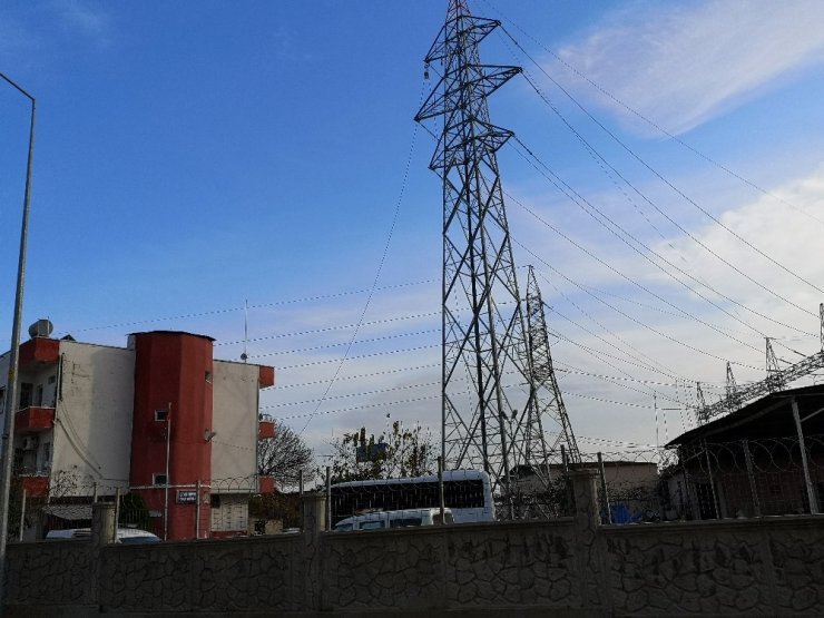 Yüksek gerilim hattına mahalle sakinleri engel oldu