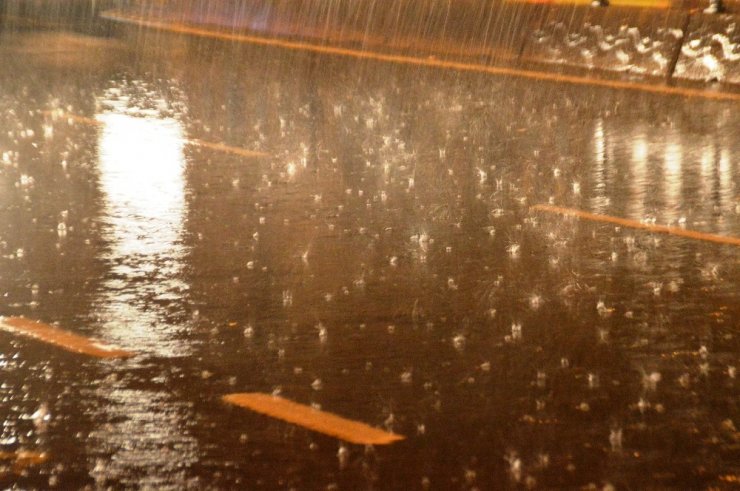 Gece saatlerinde başlayan yağmur İstanbul’da etkili oldu