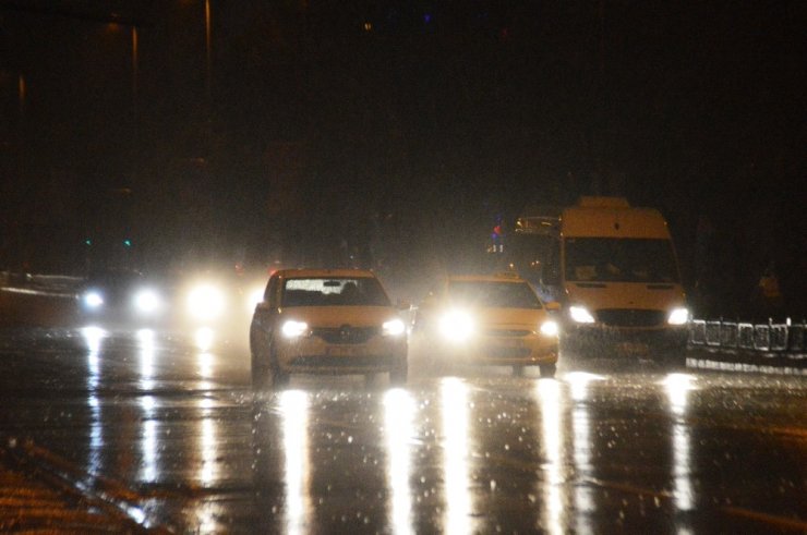 Gece saatlerinde başlayan yağmur İstanbul’da etkili oldu