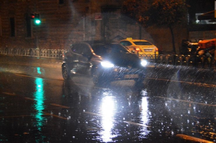 Gece saatlerinde başlayan yağmur İstanbul’da etkili oldu