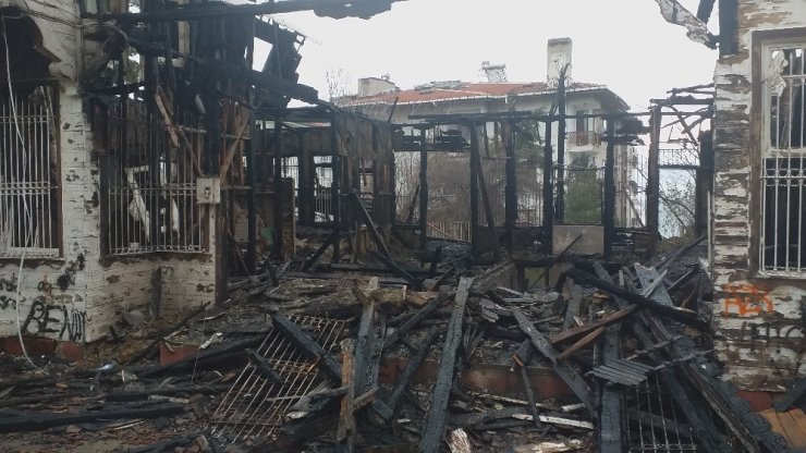 Alev topuna dönen bina bir mahalleye korku dolu anlar yaşattı