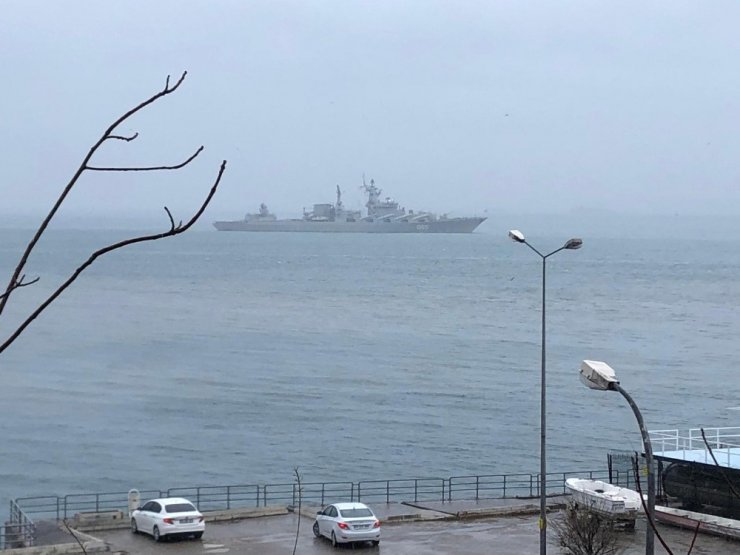 Kadıköy açıklarında demirleyen Rus savaş gemisi görüntülendi