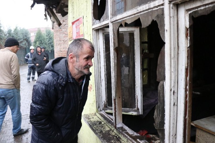 Yanan evinin önünde çaresizce bekleyen yaşlı adam göz yaşlarına hakim olamadı