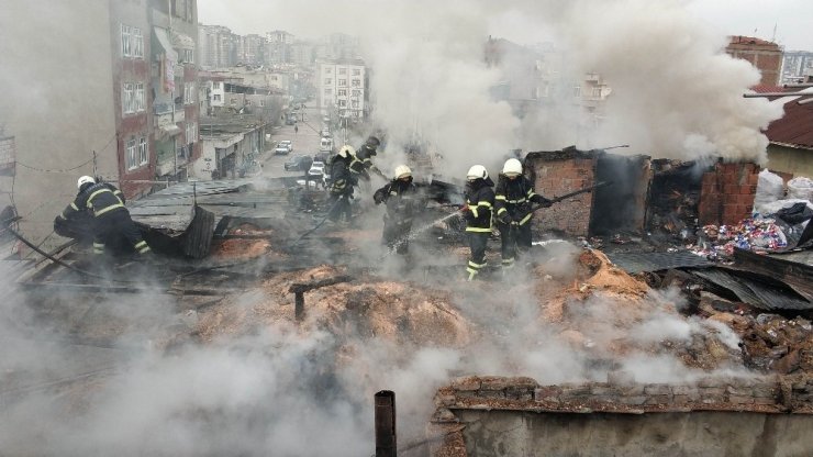 Evinin çatısı yanan yaşlı kadının gözyaşları