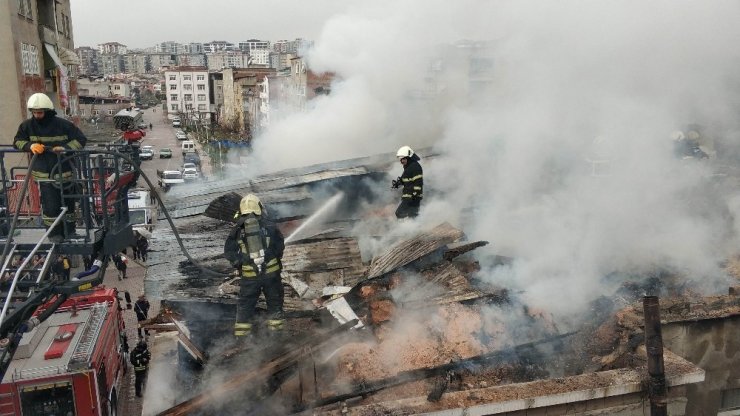 Evinin çatısı yanan yaşlı kadının gözyaşları