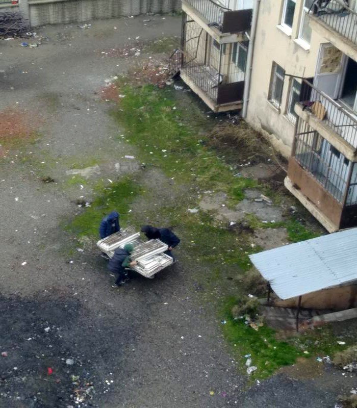 Çalacak eşya bulamadılar, kalorifer peteklerini söküp götürdüler