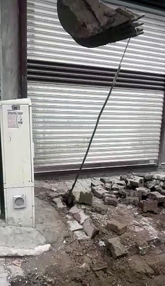 Yer altından kaçak elektrik hattı çekmişler