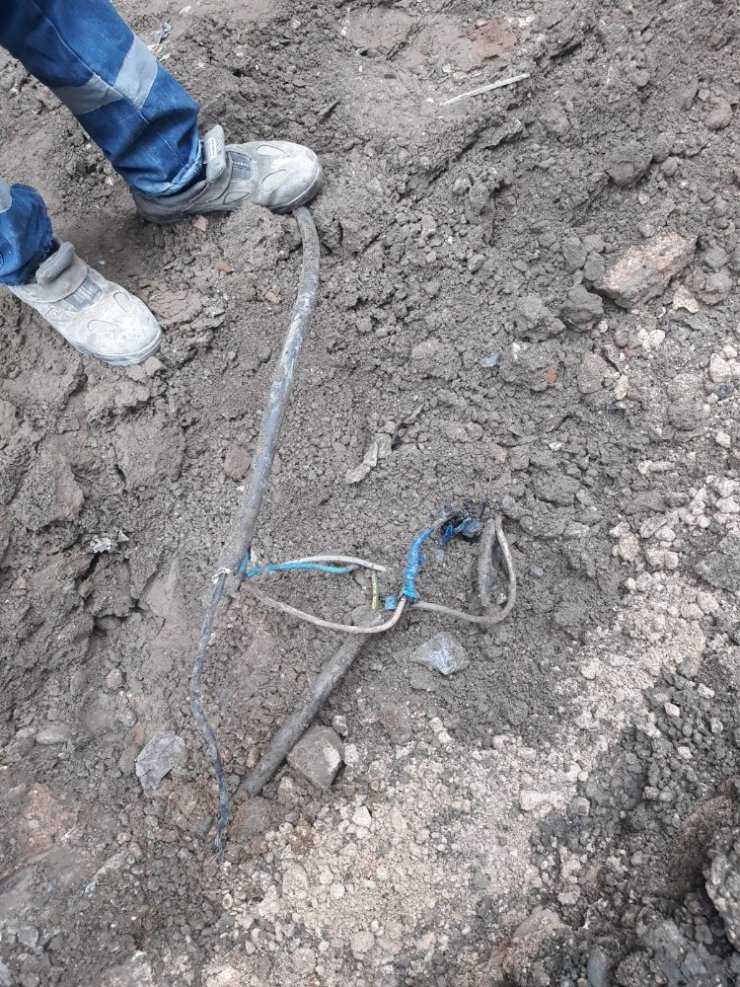 Yer altından kaçak elektrik hattı çekmişler