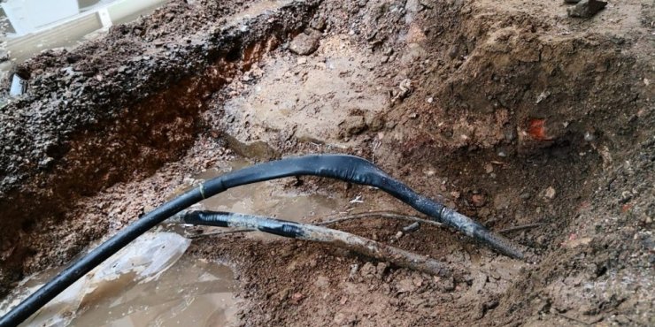 Yer altından kaçak elektrik hattı çekmişler