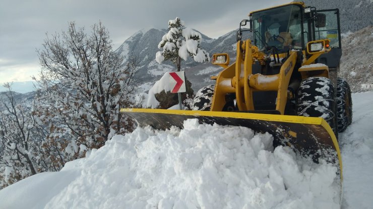 Suşehri'nde karla mücadele çalışması