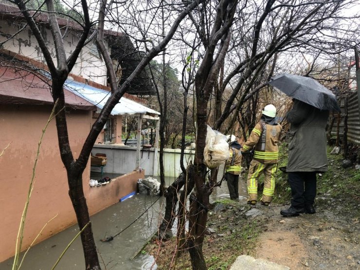 Ümraniye’de sağanak yağış nedeniyle evi su bastı