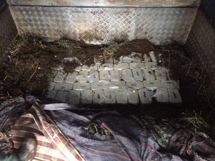Koyun yüklü kamyonette 32 kilo eroin ele geçirildi