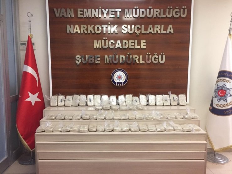 Koyun yüklü kamyonette 32 kilo eroin ele geçirildi