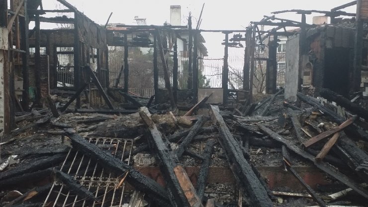 Alev topuna dönen bina bir mahalleye korku dolu anlar yaşattı