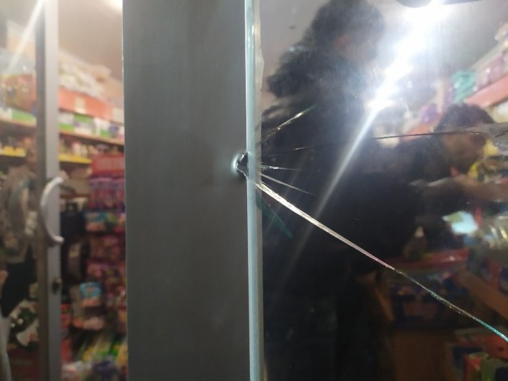 Lüks cipin sunroofundan çıkıp markete kurşun yağdırdı