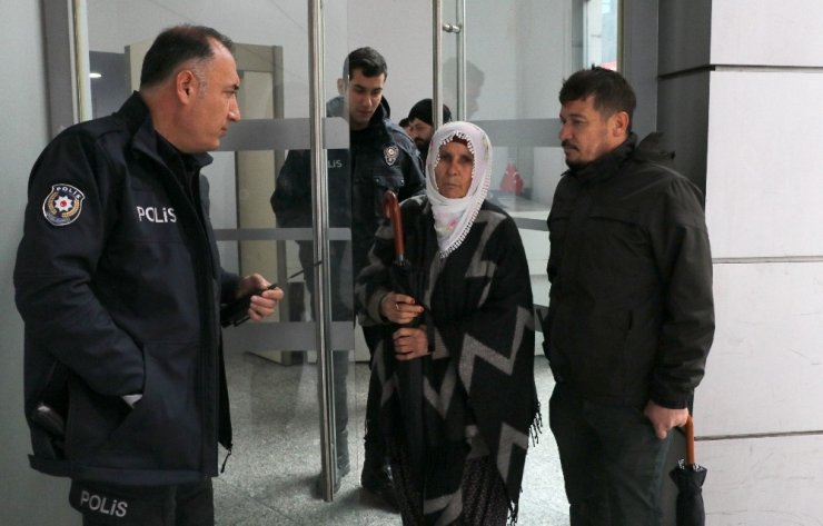Yaşlı kadın bankadan çektiği dul aylığını düşürdü
