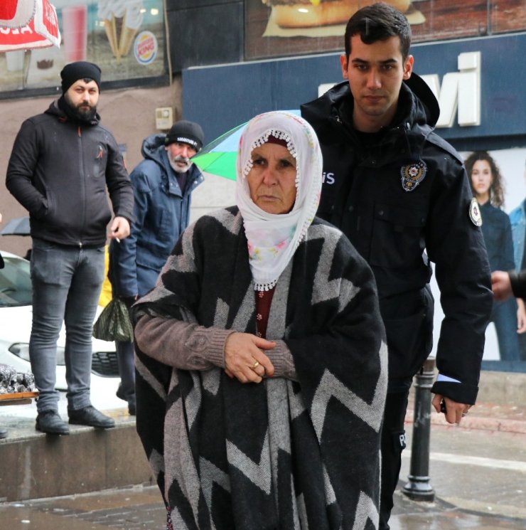 Yaşlı kadın bankadan çektiği dul aylığını düşürdü