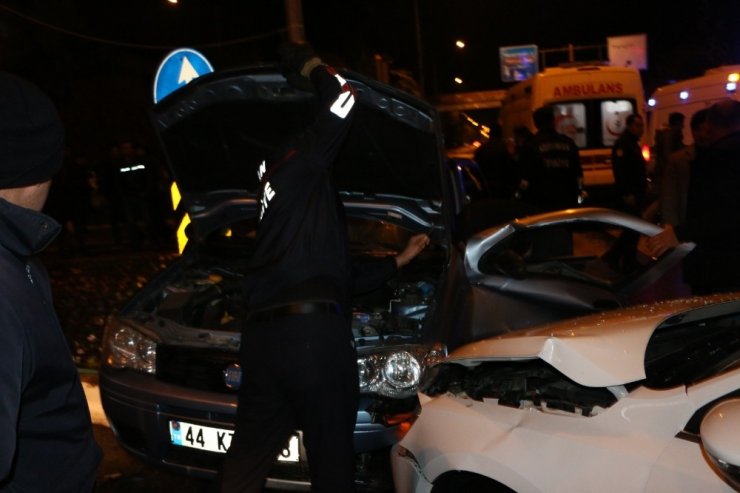İki otomobil çarpıştı: 2 yaralı