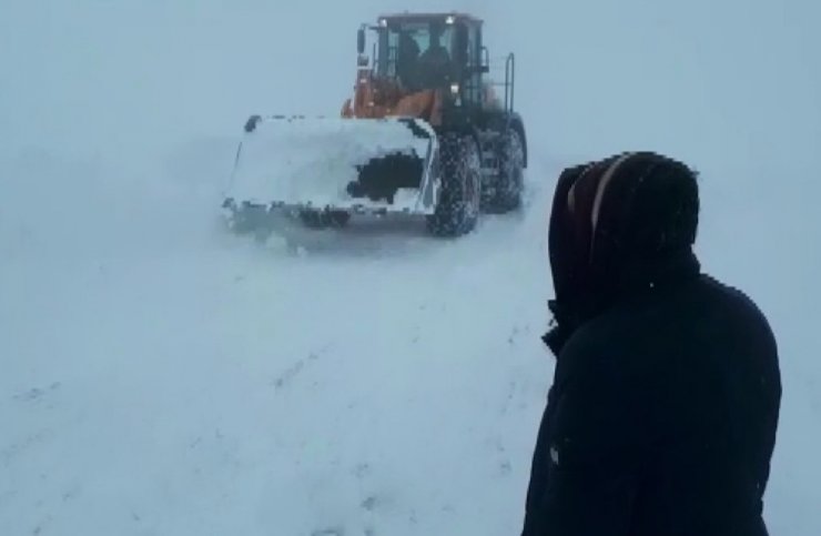 Adıyaman’da çığ düştü, araçlar mahsur kaldı
