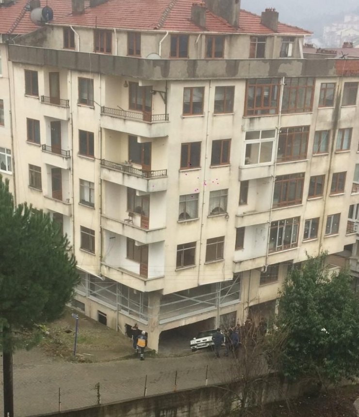 Otomobil apartman boşluğuna uçtu