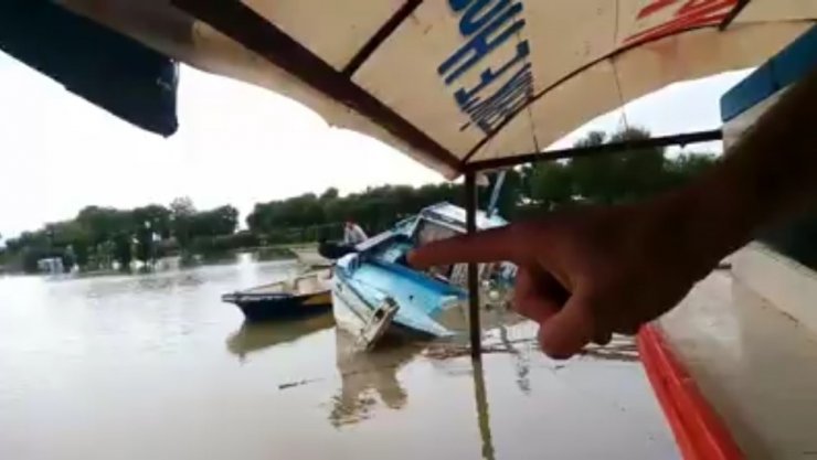 Fırtına balıkçı barınağını vurdu