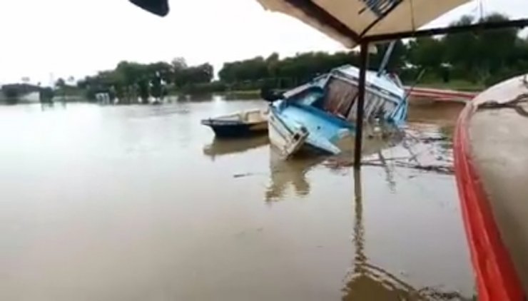 Fırtına balıkçı barınağını vurdu