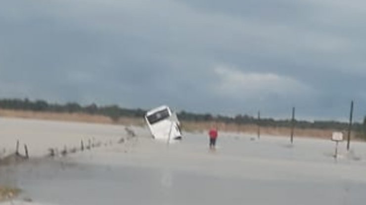Taşkında yolunu şaşıran otobüs şoförü tarlada mahsur kaldı