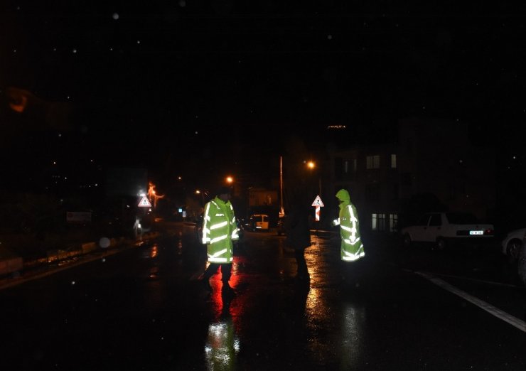 Alanya’da sağanak nedeniyle cadde ve sokaklar göle döndü