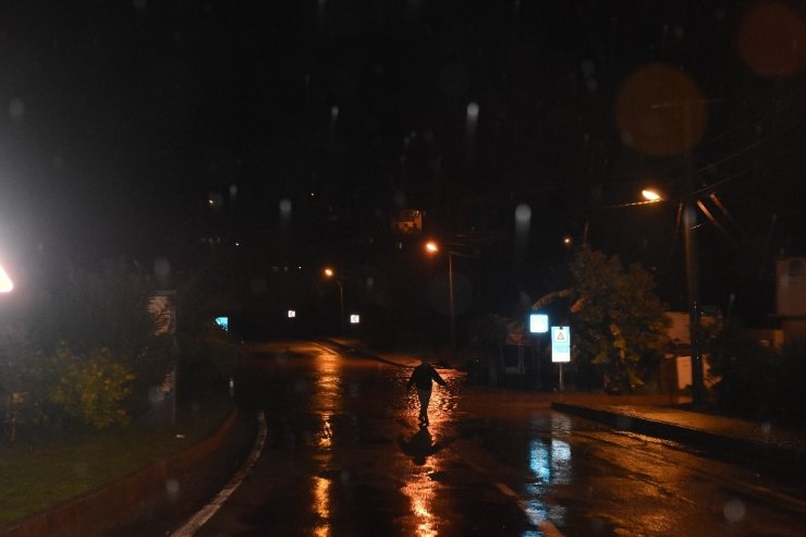 Alanya’da sağanak nedeniyle cadde ve sokaklar göle döndü