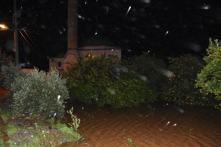 Alanya’da sağanak nedeniyle cadde ve sokaklar göle döndü