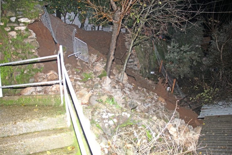İstinat duvarı şiddetli yağışa dayanamadı