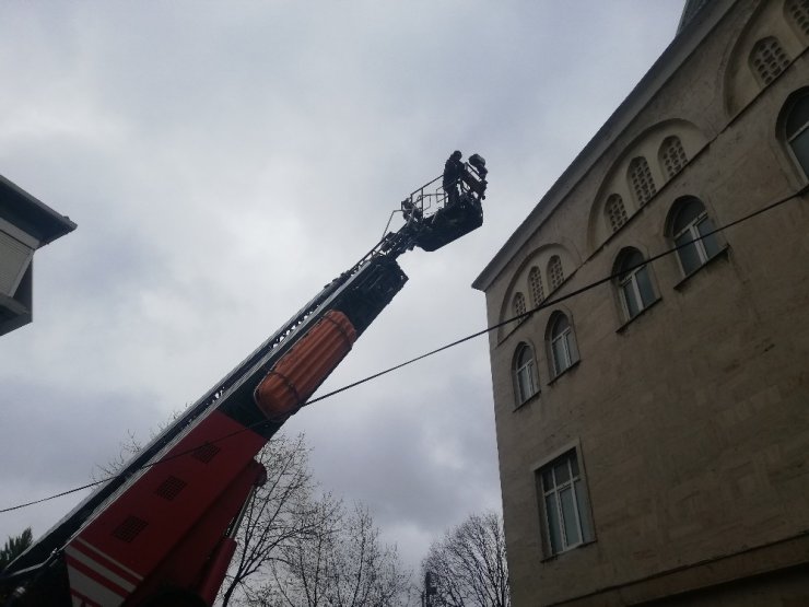 Cami kubbesine müdahale etmeye çalışan itfaiyecilerin zor anları kamerada