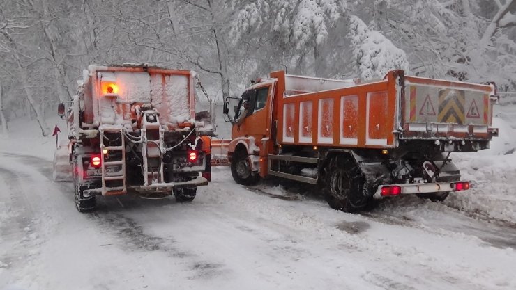Kazdağları’nda kar 1 metreye ulaştı, ekipler yolları açık tutmakta zorlanıyor
