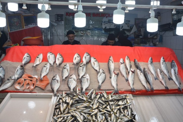 Fırtına balık tezgahlarını vurdu