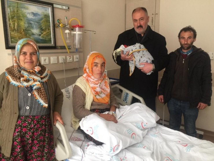 Kurtarma ekiplerini beklerken evde doğum yaptı