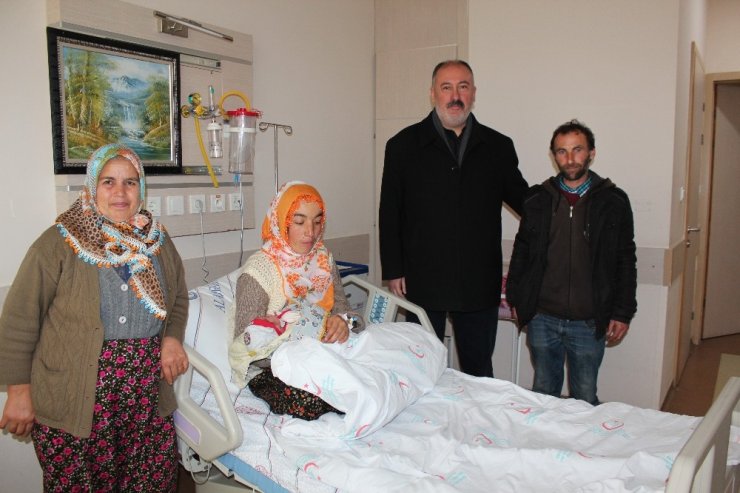 Kurtarma ekiplerini beklerken evde doğum yaptı