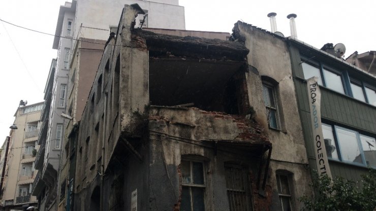 ⁃Beyoğlu’nda 2 katlı metruk binada çökme